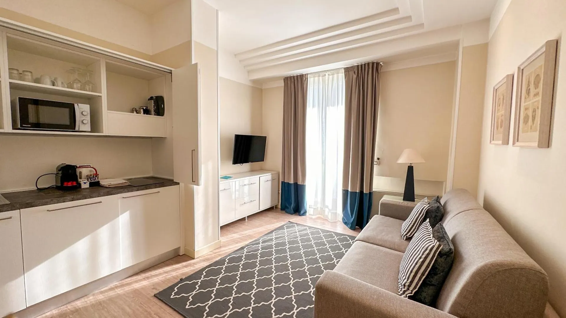 **** Aparthotel Residence Lungomare - Charming Apartments Riccione Italy